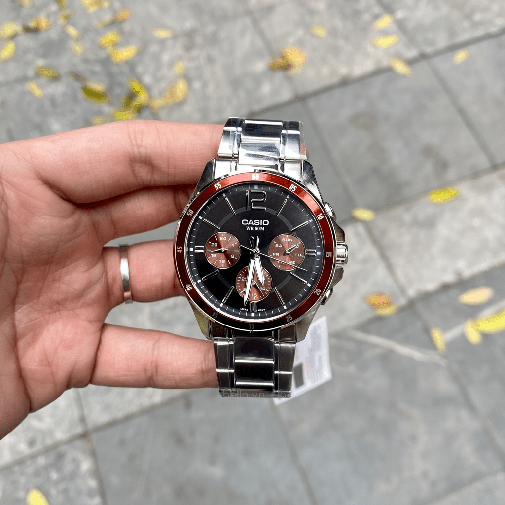 RELOJ CASIO MTP - 1374D - 5AV | Acero Hombre Plateado Dial Rojo elegante Caracteristicas_Analogico en Perú