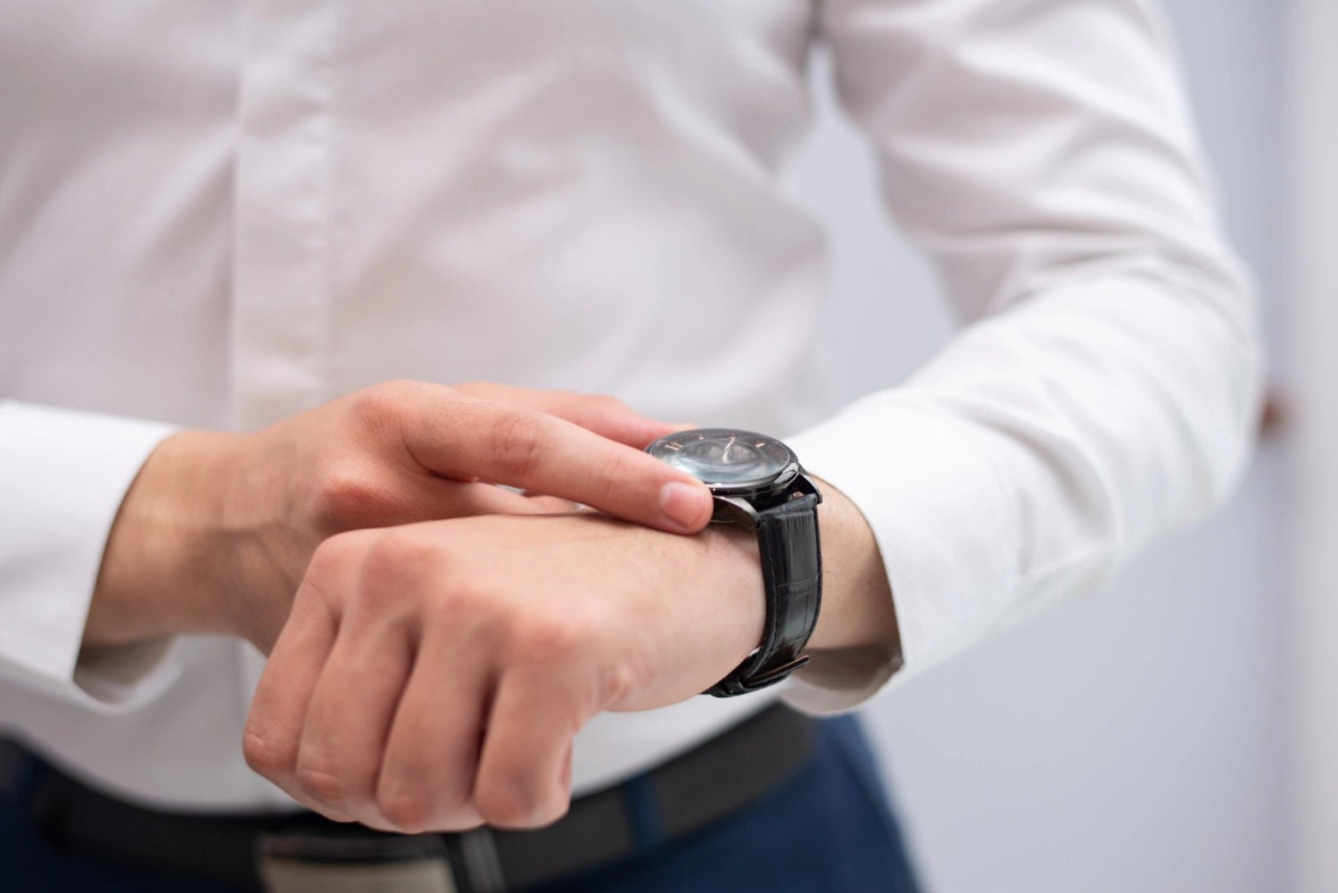 ¿En qué Mano Deberías Llevar tu Reloj? - Jherr Jewelry Perú