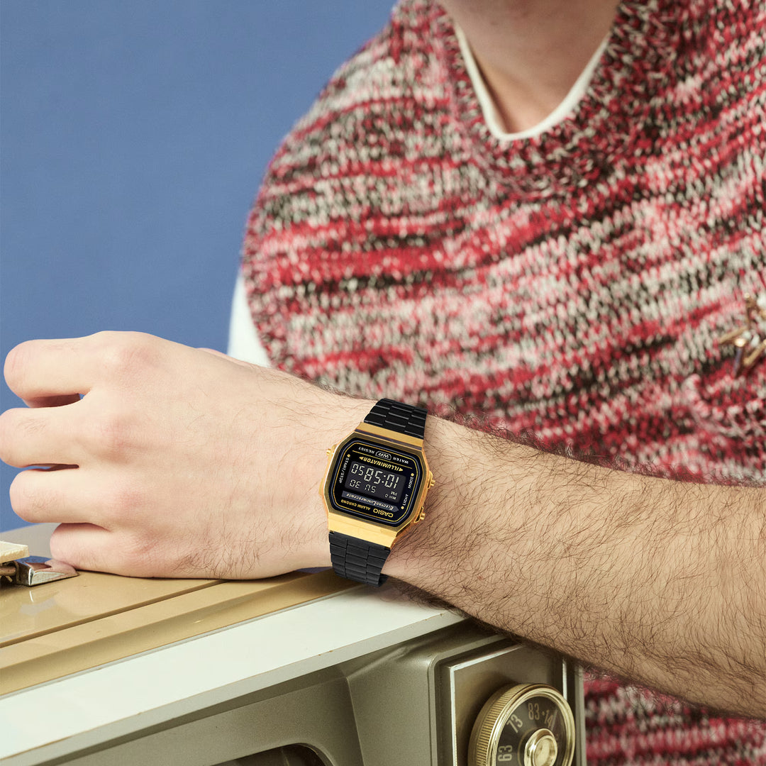 Reloj Casio Original A168WEGB-1B Negro con Detalles Dorados – Diseño Retro y Multifunción