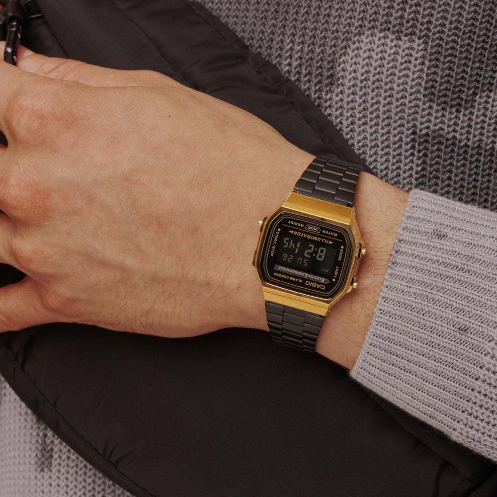 Reloj Casio Original A168WEGB-1B Negro con Detalles Dorados – Diseño Retro y Multifunción - Casio en Perú | Jherr Jewelry