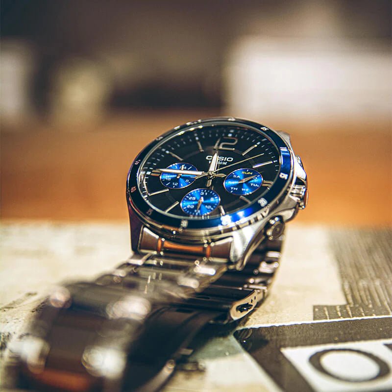 RELOJ CASIO ORIGINAL MTP - 1374D - 5AV | Acero Hombre Plateado Dial Rojo elegante Caracteristicas_Analogico en Perú