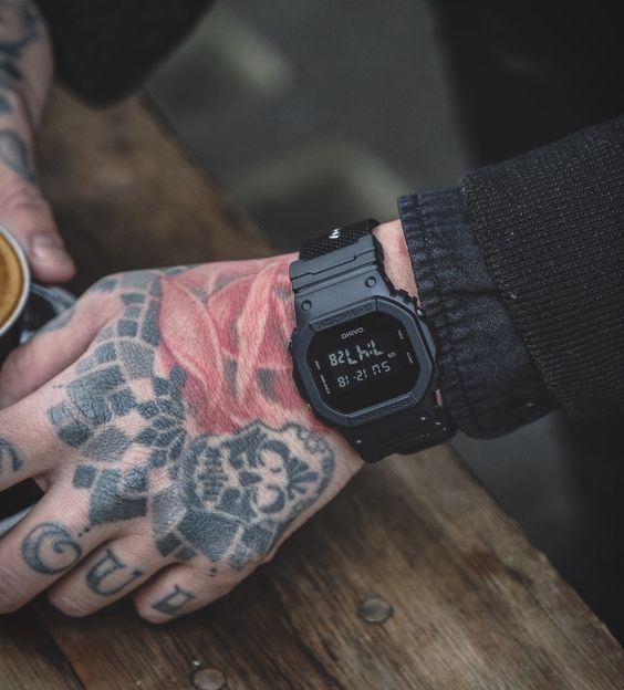 RELOJ G - SHOCK - NEGRO DW - 5600BB - 1 elegante para hombre en Perú