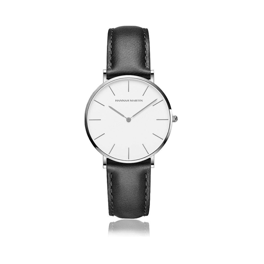 Un reloj Plateado con correa de cuero negro
