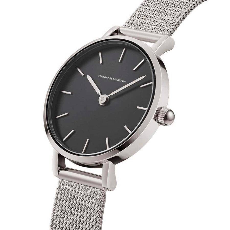un reloj plateado con una esfera negra
