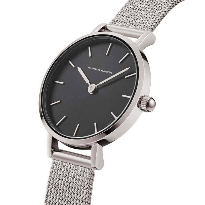 un reloj plateado con una esfera negra