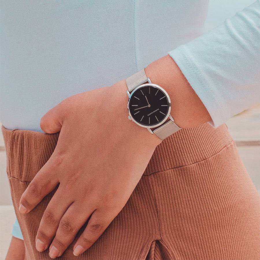 un primer plano de una persona que lleva un reloj