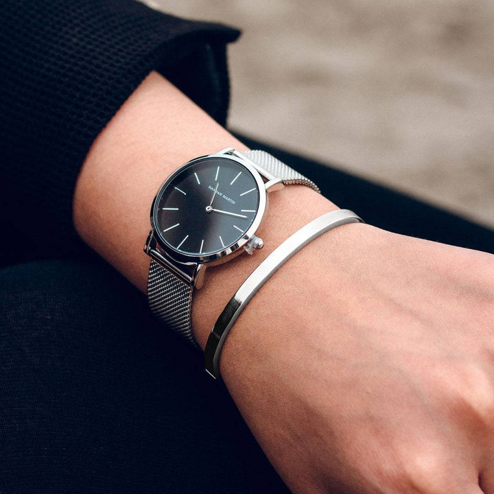 una mujer que llevaba un reloj en la muñeca
