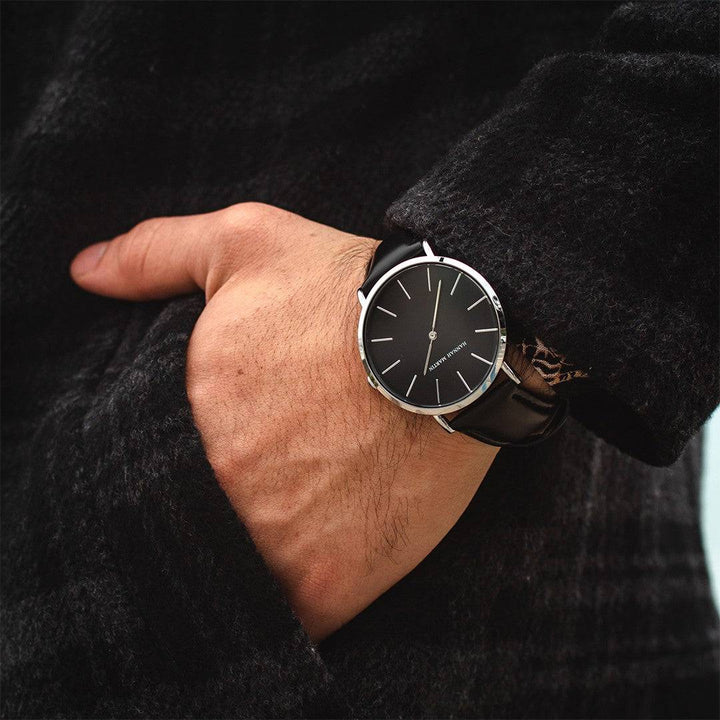 Reloj Hannah Martin de Cuero Negro en el bolsillo